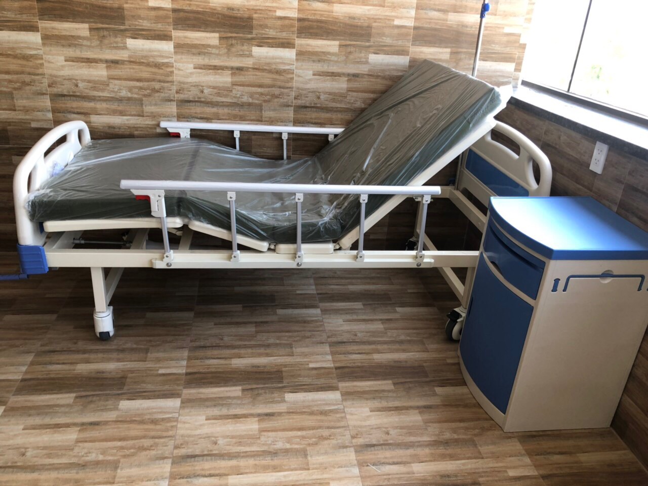  Giường y tế có 2 tay quay DCN02X